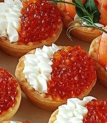 Тарталетка с красной икрой<br>
